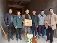 中港中心小學(xué)走訪慰問退休老教師